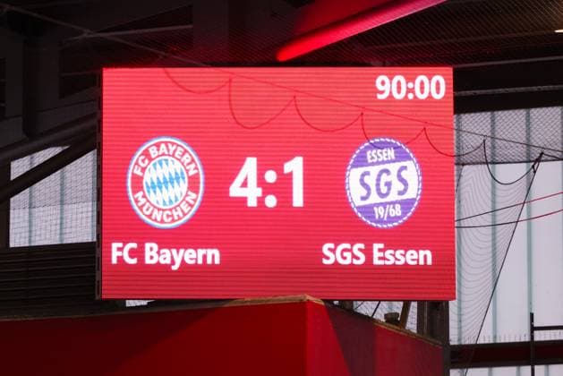 Team (FC Bayern München), besiegt Team (SGS Essen) mit 4 : 1 beim Spiel zwischen FC Bayern München v SGS Essen, Fußball, Frauen, Google Pixel Frauen-Bundesliga, 2025 2026, 8.Spieltag am 01.11.2025 in München, FC Bayern Campus. DFL and DFB regulations prohibit any use of photographs as image sequences and or quasi-video. Bayern Deutschland