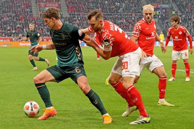 Mainz, Deutschland 01. November 2025: 1. BL - 2025 2026 - FSV Mainz 05 vs. SV Werder Bremen Im Bild: v. li. im Zweikampf Jens Stage (SVW) gegen Silvan Widmer (Mainz). DFL regulations prohibit any use of photographs as image sequences and or quasi-video Mewa Arena Rheinland - Pfalz Copyright: xFotostandx xRacochax
