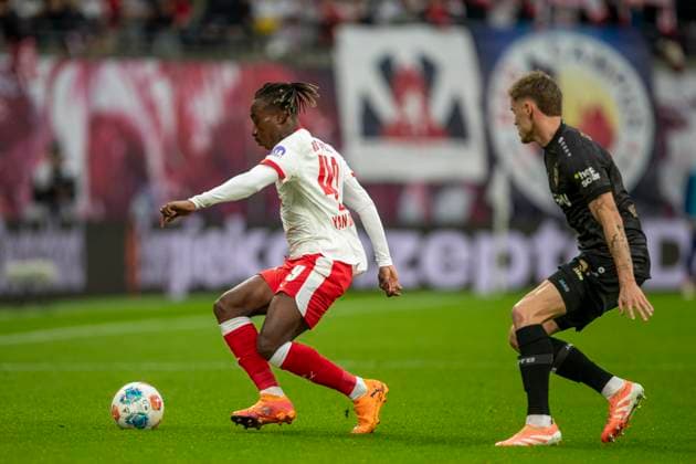 GER, Leipzig, Fußball, DFL Bundesliga, 9. Spieltag, RB Leipzig vs. VFB Stuttgart im Bild v.l.: Yan Diomande (RB Leipzig 49), Ramon Hendriks (VFB Stuttgart 03), Zweikampf 01.11.2025, Red-Bull Arena Leipzig DFL DFB REGULATIONS PROHIBIT ANY USE OF PHOTOGRAPHS AS IMAGE SEQUENCES AND OR QUASI-VIDEO, Copyright: HMBxMedia PaulxFritz