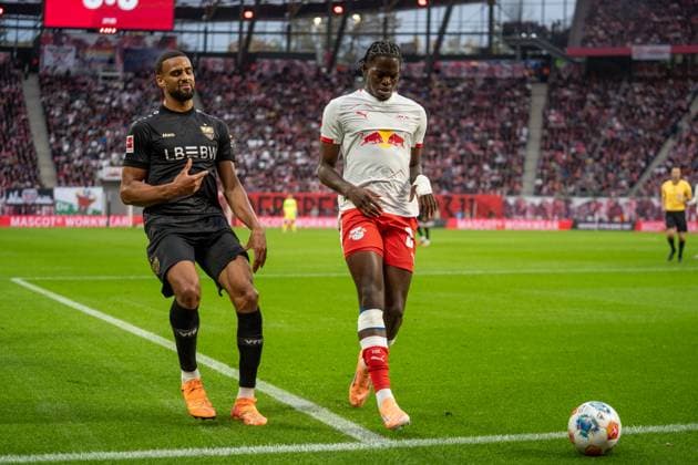 Deutschland, Fussball, 1. Bundesliga, 9. Spieltag, 2025 2026, RB Leipzig - VfB Stuttgart am 01.11. in Leipzig (Red Bull Arena): Josha Vagnoman (VfB Stuttgart 4) und Castello Lukeba (RB Leipzig 23) Copyright: xSvenxHeidmannx