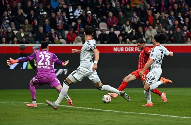01.11.2025, xjhx, Fussball 1.Bundesliga, 1.FC Heidenheim - Eintracht Frankfurt v.l. Michael Zetterer (Eintracht Frankfurt), Budu Zivivadze (1.FC Heidenheim) Goal scored, erzielt das Tor zum 1:0 (DFL DFB REGULATIONS PROHIBIT ANY USE OF PHOTOGRAPHS as IMAGE SEQUENCES and or QUASI-VIDEO) Heidenheim