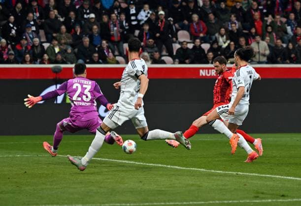 RECORD DATE NOT STATED 01.11.2025, xjhx, Fussball 1.Bundesliga, 1.FC Heidenheim - Eintracht Frankfurt v.l. Michael Zetterer (Eintracht Frankfurt), Budu Zivivadze (1.FC Heidenheim) Goal scored, erzielt das Tor zum 1:0 (DFL DFB REGULATIONS PROHIBIT ANY USE OF PHOTOGRAPHS as IMAGE SEQUENCES and or QUASI-VIDEO) Heidenheim