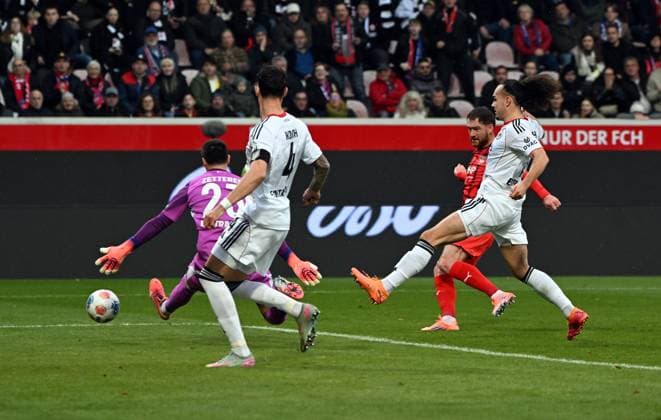 01.11.2025, xjhx, Fussball 1.Bundesliga, 1.FC Heidenheim - Eintracht Frankfurt v.l. Michael Zetterer (Eintracht Frankfurt), Budu Zivivadze (1.FC Heidenheim) Goal scored, erzielt das Tor zum 1:0 (DFL DFB REGULATIONS PROHIBIT ANY USE OF PHOTOGRAPHS as IMAGE SEQUENCES and or QUASI-VIDEO) Heidenheim