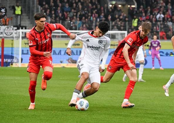 01.11.2025, xsltx, Fussball 1.Bundesliga, 1.FC Heidenheim - Eintracht Frankfurt v.l. Mathias Honsak (1. FC Heidenheim 1846), Can Uzun (Eintracht Frankfurt), Julian Niehues (1. FC Heidenheim 1846) (DFL DFB REGULATIONS PROHIBIT ANY USE OF PHOTOGRAPHS as IMAGE SEQUENCES and or QUASI-VIDEO)