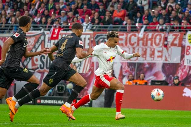 GER, Leipzig, Fußball, DFL Bundesliga, 9. Spieltag, RB Leipzig vs. VFB Stuttgart im Bild v.l.: Josha Vagnoman (VFB Stuttgart 04), Antonio Nusa (RB Leipzig 07), Zweikampf 01.11.2025, Red-Bull Arena Leipzig DFL DFB REGULATIONS PROHIBIT ANY USE OF PHOTOGRAPHS AS IMAGE SEQUENCES AND OR QUASI-VIDEO, Copyright: HMBxMedia PaulxFritz