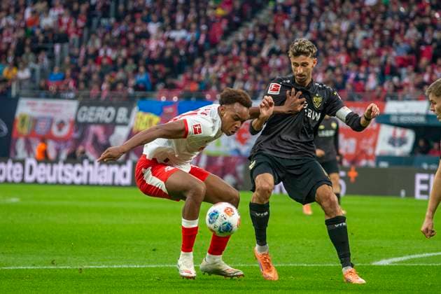 GER, Leipzig, Fußball, DFL Bundesliga, 9. Spieltag, RB Leipzig vs. VFB Stuttgart im Bild v.l.: Assan Ouedraogo (RB Leipzig 20), Atakan Karazor (VFB Stuttgart 16), Zweikampf 01.11.2025, Red-Bull Arena Leipzig DFL DFB REGULATIONS PROHIBIT ANY USE OF PHOTOGRAPHS AS IMAGE SEQUENCES AND OR QUASI-VIDEO, Copyright: HMBxMedia PaulxFritz