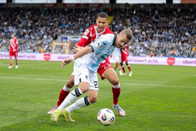Sigurd Haugen 22 (TSV 1860 Muenchen) im Zweikampf mit Nyamekye Awortwie-Grant 23 (FC Energie Cottbus), TSV 1860 Muenchen vs. Energie Cottbus, 3. Liga, 13. Spieltag, 01.11.2025 DFB regulations prohibit any use of photographs as image sequences and or quasi-video Muenchen Bayern Deutschland