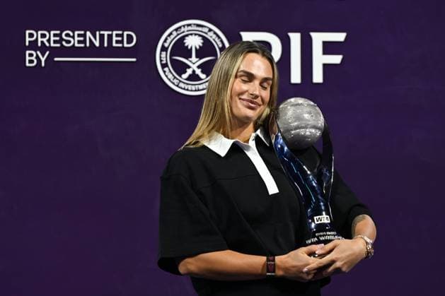 WTA, Tennis Damen Finals 2025 - Day One RIYADH, SAUDI ARABIA NOVEMBER 1, 2025: Aryna Sabalenka receives a special trophy for securing the year-end No. 1 WTA ranking after a season that included four titles, Grand Slam victories, and consistent performances, at King Saud University Indoor Arena in Riyadh, Saudi Arabia, on November 1, 2025. RIyadh Saudi Arabia  Copyright: xSTRx originalFilename:str-wtafinal251101_np197.jpg