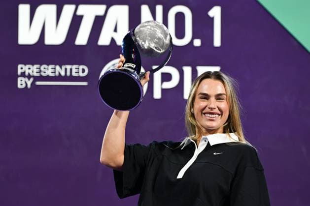 WTA, Tennis Damen Finals 2025 - Day One RIYADH, SAUDI ARABIA NOVEMBER 1, 2025: Aryna Sabalenka receives a special trophy for securing the year-end No. 1 WTA ranking after a season that included four titles, Grand Slam victories, and consistent performances, at King Saud University Indoor Arena in Riyadh, Saudi Arabia, on November 1, 2025. RIyadh Saudi Arabia  Copyright: xSTRx originalFilename:str-wtafinal251101_npAb7.jpg