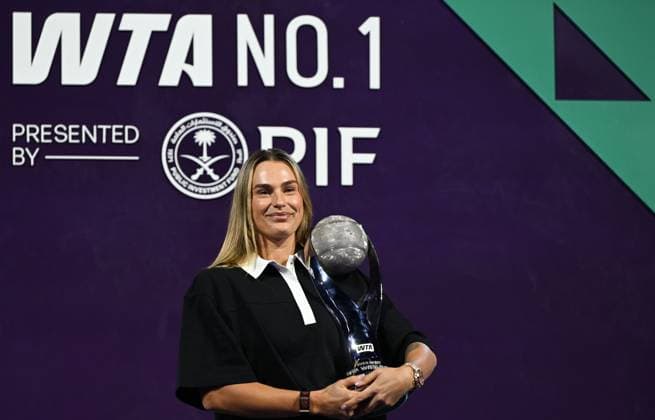 WTA, Tennis Damen Finals 2025 - Day One RIYADH, SAUDI ARABIA NOVEMBER 1, 2025: Aryna Sabalenka receives a special trophy for securing the year-end No. 1 WTA ranking after a season that included four titles, Grand Slam victories, and consistent performances, at King Saud University Indoor Arena in Riyadh, Saudi Arabia, on November 1, 2025. RIyadh Saudi Arabia  Copyright: xSTRx originalFilename:str-wtafinal251101_npADA.jpg