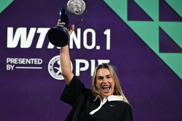WTA, Tennis Damen Finals 2025 - Day One RIYADH, SAUDI ARABIA NOVEMBER 1, 2025: Aryna Sabalenka receives a special trophy for securing the year-end No. 1 WTA ranking after a season that included four titles, Grand Slam victories, and consistent performances, at King Saud University Indoor Arena in Riyadh, Saudi Arabia, on November 1, 2025. RIyadh Saudi Arabia  Copyright: xSTRx originalFilename:str-wtafinal251101_npdOt.jpg