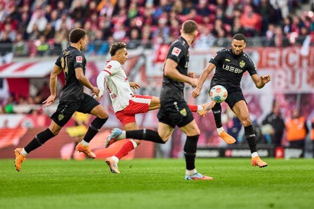 01.11.2025, Fußball, Männer, Bundesliga, 2025 2026, RB Leipzig - VfB Stuttgart Antonio Nusa (7, RB Leipzig), Aktion, Schuss aufs Tor Leipzig Red Bull Arena Sachsen Deutschland