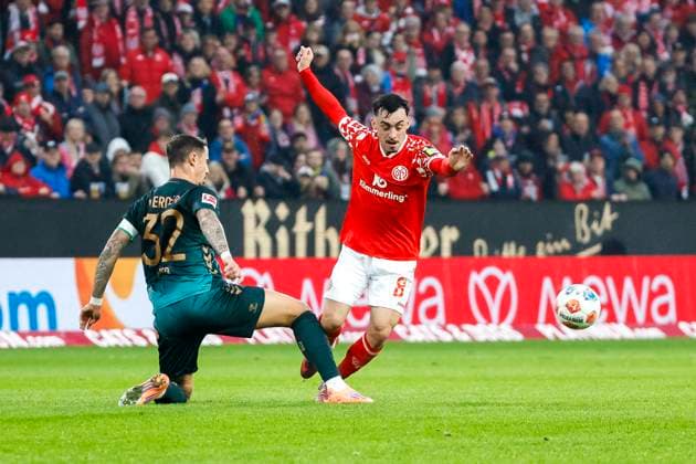 Marco Friedl (SV Werder Bremen, 32) und Paul Nebel (1.FSV Mainz, 08) im Zweikampf , Deutschland, Fussball, 1. Bundesliga, 9.Spieltag, 2025 2026, 1.FSV Mainz vs. Werder Bremen, 01.11.2025, Mewa Arena, Mainz, Deutschland Mainz Mewa Arena Rheinland-Pfalz Deutschland Copyright: xGrantxHubbsx