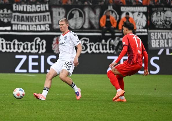 01.11.2025, xsltx, Fussball 1.Bundesliga, 1.FC Heidenheim - Eintracht Frankfurt v.l. Rasmus Kristensen (Eintracht Frankfurt), Mathias Honsak (1. FC Heidenheim 1846) (DFL DFB REGULATIONS PROHIBIT ANY USE OF PHOTOGRAPHS as IMAGE SEQUENCES and or QUASI-VIDEO)