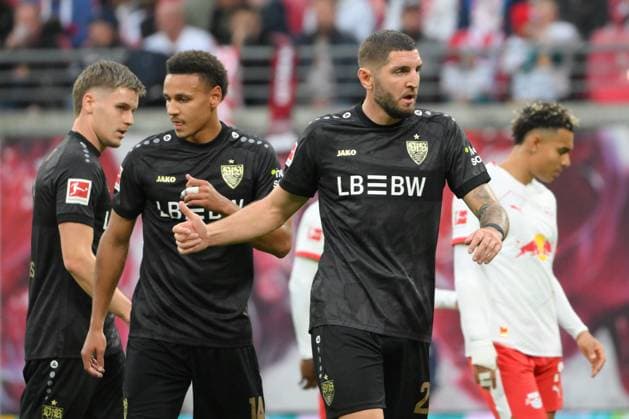 Jeff Chabot (VfB Stuttgart) re., Luca Jaquez (VfB Stuttgart) Mitte und Ramon Hendriks (VfB Stuttgart) li. RB Leipzig vs. VfB Stuttgart, Fussball, 1. Bundesliga, 9. Spieltag, Saison 2025 2026, 01.11.2025 DFB DFL REGULATIONS PROHIBIT ANY USE OF PHOTOGRAPHS AS IMAGE SEQUENCES AND OR QUASI-VIDEO RB Leipzig vs. VfB Stuttgart, Fussball, 1. Bundesliga, 9. Spieltag, Saison 2025 2026, 01.11.2025 Leipzig Copyright: xEibner-Pressefoto BertxHarzerx EP_BHR