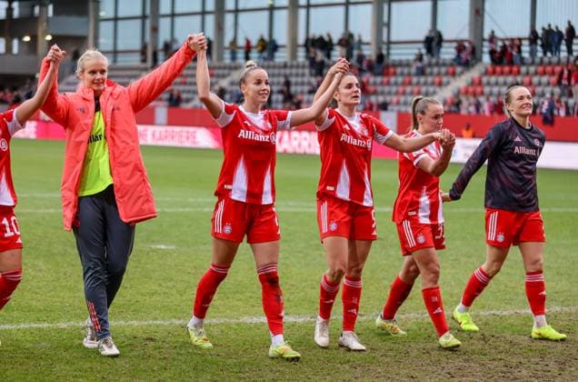 DEU, München, FC Bayern München vs SGS Essen, Google Pixel Frauen Bundesliga, DFB, Saison 2526, FC Bayern Campus, 8. Spieltag im Bild: Bayern gewinnt 4:1 nach Toren gegen Essen, Jubel und Freude nach dem Spiel mit den Fans, Giulia Gwinn (Bayern München 7) DFB DFL REGULATIONS PROHIBIT ANY USE OF PHOTOGRAPHS AS IMAGE SEQUENCES AND OR QUASI-VIDEO, 01.11.2025 Copyright: HMBxMedia HendrikxHamelau