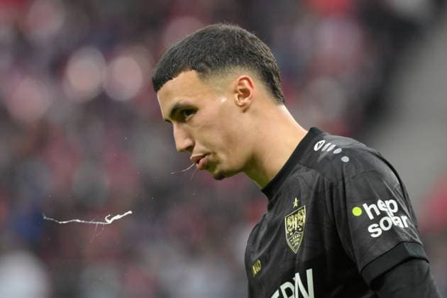 Bilal El Khannouss (VfB Stuttgart) dspuckt aus. RB Leipzig vs. VfB Stuttgart, Fussball, 1. Bundesliga, 9. Spieltag, Saison 2025 2026, 01.11.2025 DFB DFL REGULATIONS PROHIBIT ANY USE OF PHOTOGRAPHS AS IMAGE SEQUENCES AND OR QUASI-VIDEO RB Leipzig vs. VfB Stuttgart, Fussball, 1. Bundesliga, 9. Spieltag, Saison 2025 2026, 01.11.2025 Leipzig Copyright: xEibner-Pressefoto BertxHarzerx EP_BHR