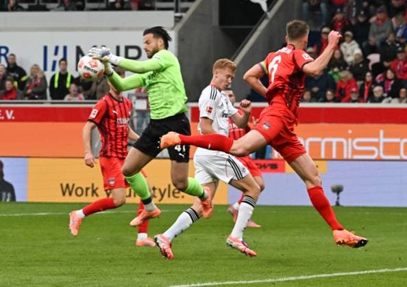 01.11.2025, xsltx, Fussball 1.Bundesliga, 1.FC Heidenheim - Eintracht Frankfurt v.l. Diant Ramaj (1. FC Heidenheim) packt vor Hugo Larsson (Eintracht Frankfurt) zu (DFL DFB REGULATIONS PROHIBIT ANY USE OF PHOTOGRAPHS as IMAGE SEQUENCES and or QUASI-VIDEO)
