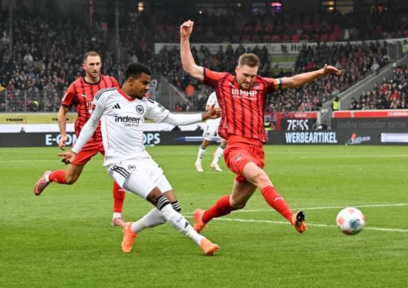 01.11.2025, xsltx, Fussball 1.Bundesliga, 1.FC Heidenheim - Eintracht Frankfurt v.l. Ansgar Knauff (Eintracht Frankfurt), Patrick Mainka (1. FC Heidenheim 1846) (DFL DFB REGULATIONS PROHIBIT ANY USE OF PHOTOGRAPHS as IMAGE SEQUENCES and or QUASI-VIDEO)
