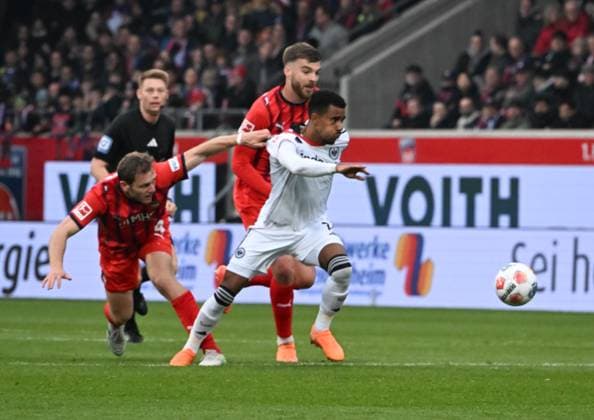 01.11.2025, xsltx, Fussball 1.Bundesliga, 1.FC Heidenheim - Eintracht Frankfurt v.l. Tim Siersleben (1. FC Heidenheim 1846), Julian Niehues (1. FC Heidenheim 1846), Ansgar Knauff (Eintracht Frankfurt) (DFL DFB REGULATIONS PROHIBIT ANY USE OF PHOTOGRAPHS as IMAGE SEQUENCES and or QUASI-VIDEO)