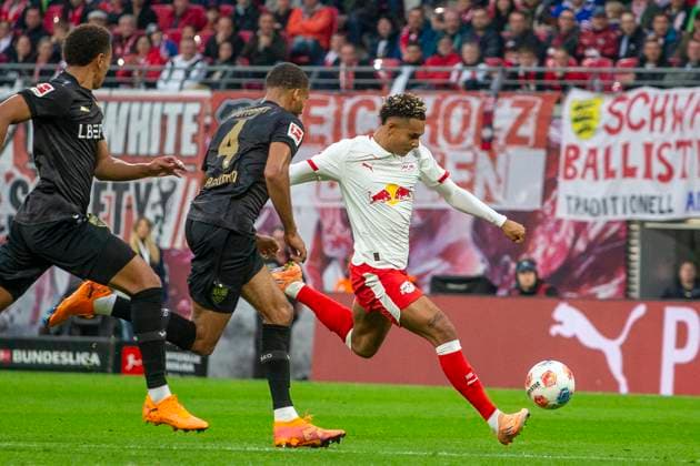 GER, Leipzig, Fußball, DFL Bundesliga, 9. Spieltag, RB Leipzig vs. VFB Stuttgart im Bild v.l.: Josha Vagnoman (VFB Stuttgart 04), Antonio Nusa (RB Leipzig 07), Zweikampf 01.11.2025, Red-Bull Arena Leipzig DFL DFB REGULATIONS PROHIBIT ANY USE OF PHOTOGRAPHS AS IMAGE SEQUENCES AND OR QUASI-VIDEO, Copyright: HMBxMedia PaulxFritz