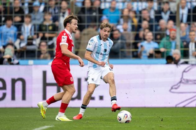 David Philipp 8 (TSV 1860 Muenchen) im Zweikampf, TSV 1860 Muenchen vs. Energie Cottbus, 3. Liga, 13. Spieltag, 01.11.2025 DFB regulations prohibit any use of photographs as image sequences and or quasi-video Muenchen Bayern Deutschland