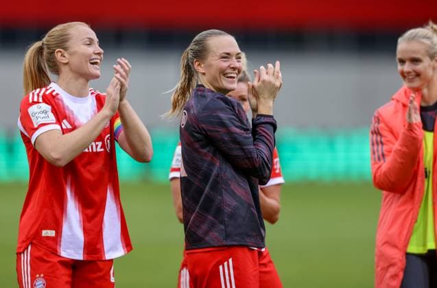 DEU, München, FC Bayern München vs SGS Essen, Google Pixel Frauen Bundesliga, DFB, Saison 2526, FC Bayern Campus, 8. Spieltag im Bild: Bayern gewinnt 4:1 nach Toren gegen Essen, Jubel und Freude nach dem Spiel mit den Fans, Glodis Perla Viggosdottir (Bayern München 4), Magdalena Eriksson (Bayern München 5) DFB DFL REGULATIONS PROHIBIT ANY USE OF PHOTOGRAPHS AS IMAGE SEQUENCES AND OR QUASI-VIDEO, 01.11.2025 Copyright: HMBxMedia HendrikxHamelau