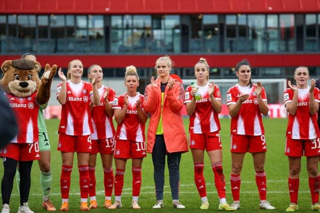 Deutschland: 1. Frauen Bundesliga 2025 26, 8. Spieltag - FC Bayern München Frauen vs SGS Essen Frauen, FC Bayern Campus Stadion (München): Feier mit den Fans nach Sieg gegen SGS Essen München FC Bayern Campus Stadion Bayern Deutschland Copyright: xBenedictxChristx