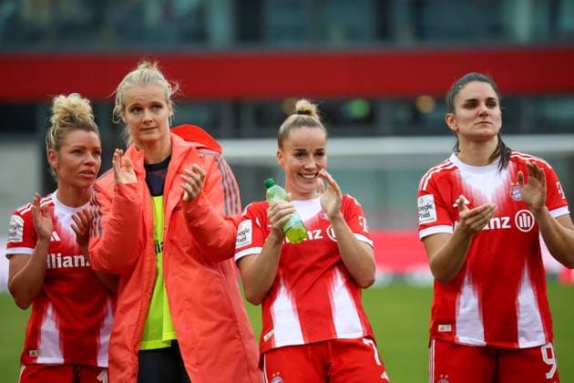 Deutschland: 1. Frauen Bundesliga 2025 26, 8. Spieltag - FC Bayern München Frauen vs SGS Essen Frauen, FC Bayern Campus Stadion (München): Linda Dallmann, (FC Bayern München Frauen, 10) , Giulia Gwinn, (FC Bayern München Frauen, 7) München FC Bayern Campus Stadion Bayern Deutschland Copyright: xBenedictxChristx