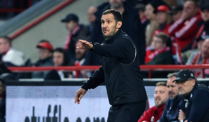Trainer Julian Schuster gibt Anweisungen Aktion Oberkörper Fußball Fussball Bundesliga Herren DFL 9. Spieltag Saison 2025 2026 01.11.2025 1.FC Union Berlin FCU vs. SC Freiburg SCF DFL regulations prohibit any use of photographs as image sequences and or quasi-video.