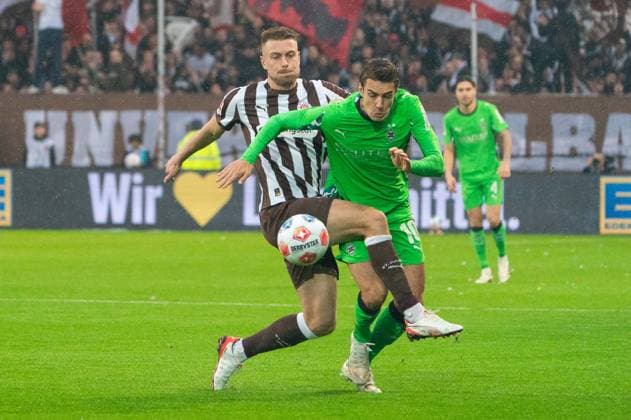 Florian Neuhaus (Borussia Moenchengladbach, 10) im Zweikampf, Kampf um den Ball mit Hauke Wahl (FC St. Pauli, 05), GER, FC St. Pauli vs. Borussia Moenchengladbach, Fussball, Bundesliga, Spieltag 9, Saison 2025 2026, 01.11.2025 DFL REGULATIONS PROHIBIT ANY USE OF PHOTOGRAPHS AS IMAGE SEQUENCES AND OR QUASI-VIDEO GER, FC St. Pauli vs. Borussia Moenchengladbach, Fussball, Bundesliga, Spieltag 9, Saison 2025 2026, 01.11.2025 Hamburg Copyright: xEibner-Pressefoto MaxxVincenx EP_MVN