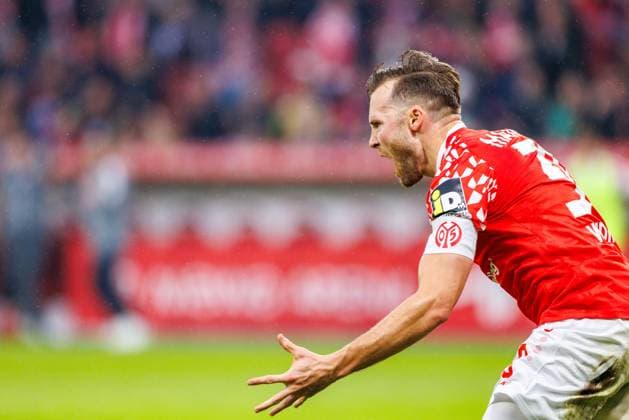 1. Fußball Bundesliga: 1. FSV Mainz 05 - Werder Bremen, 01.11.2025 Silvan Widmer (1. FSV Mainz 05, 30) erzielt das erste Tor des Spiels und bringt die Mainzer mit 1:0 in Führung; Tor; Torjubel; Emotion Spiel vom 9. Spieltag der Fußball Bundesliga zwischen 1. FSV Mainz 05 und Borussia Dortmund in der MEWA Arena am 27.09.2025 DFL DFB regulations prohibit any use of photographs as image sequences and or quasi-video. Copyright: xBEAUTIFULxSPORTS Hahnex