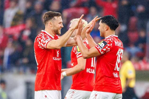 1. Fußball Bundesliga: 1. FSV Mainz 05 - Werder Bremen, 01.11.2025 Silvan Widmer (1. FSV Mainz 05, 30) erzielt das erste Tor des Spiels und bringt die Mainzer mit 1:0 in Führung; Tor; Torjubel; Emotion Spiel vom 9. Spieltag der Fußball Bundesliga zwischen 1. FSV Mainz 05 und Borussia Dortmund in der MEWA Arena am 27.09.2025 DFL DFB regulations prohibit any use of photographs as image sequences and or quasi-video. Copyright: xBEAUTIFULxSPORTS Hahnex