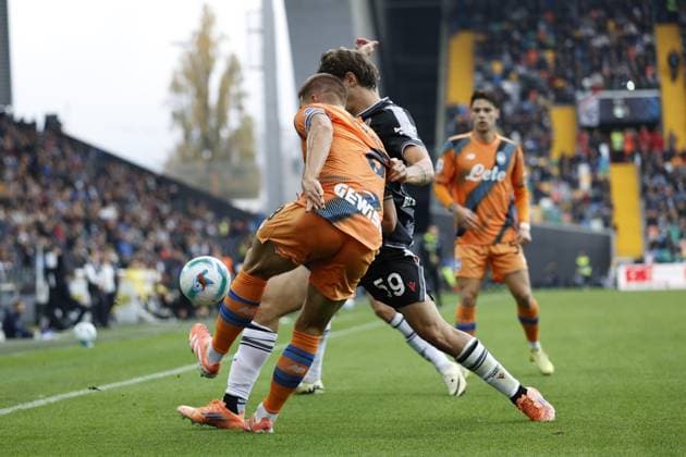 Atalanta s MARIO PASALIC in action against Udinese s Jurgen Ekkelenkamp and Udinese s ALESSANDRO ZANOLI during the 2026 Italian Serie A ENILIVE 2025 26 football match between Udinese and Atalanta at Bluenergy Stadium on November 1st, 2025, Udine, Italy  Copyright: xMattiaxRadoni IPAxSportx xipa-agency.netx xx IPA_67350426 IPA_Agency_IPA67350426