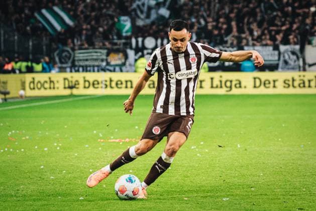 1. Bundesliga: FC St. Pauli - Borussia Mönchengladbach, 01.11.25 Manolis Saliakas (FC St. Pauli, 2) flankt den Ball; Fußball, 1. Bundesliga 2025 2026, 9. Spieltag: FC St. Pauli - Borussia Mönchengladbach am 01.11.2025 im Millerntor-Stadion, Hamburg DFB DFL REGULATIONS PROHIBIT ANY USE OF PHOTOGRAPHS AS IMAGE SEQUENCES AND OR QUASI-VIDEO. Copyright: xBEAUTIFULxSPORTS Tonhäuserx