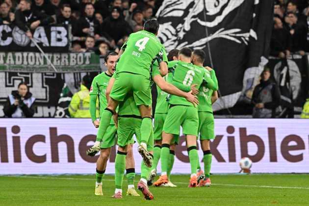 GER; 1 FBL, FC St. Pauli vs Borussia Moenchengladbach 01.11.2025, Millerntorstadion, Hamburg, GER; 1. FBL, FC St. Pauli vs Borussia Moenchengladbach im Bild Haris Tabakovic (Moenchengladbach 15) schiesst das Tor zum 1-0 fuer Moenchengladbach vorbei an Torhueter Nikola Vasilj (Pauli 22) und Schiedsrichter Robert Hartmann laesst das Tor ueberpruefen. Dann jubelt er mit der ganzen Mannschaft