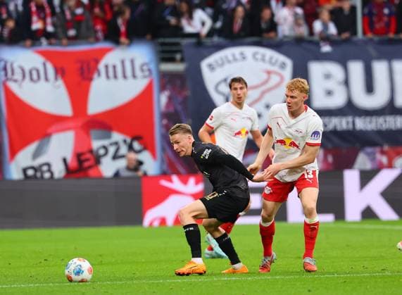 RB Leipzig - Stuttgart Bundesliga Leipzig, 01.11.2025, Red Bull Arena, Fussball, Bundesliga, Spieltag 9 , RB Leipzig vs. VfB Stuttgart , Im Bild v.l.: Chris Führich Fuehrich (10, Stuttgart)ß und Nicolas Seiwald (13, RB Leipzig) ,