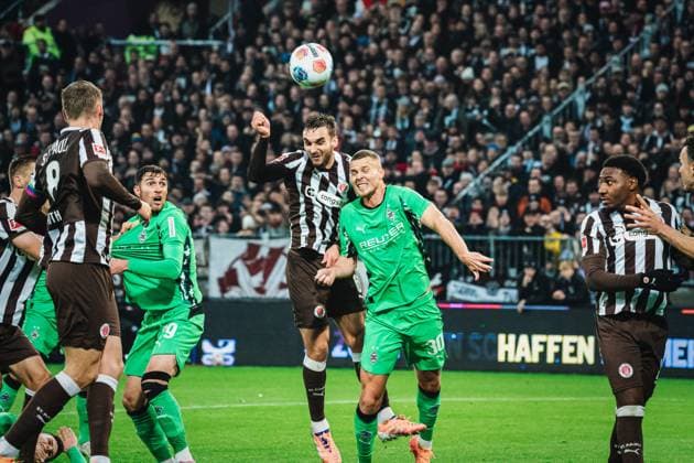 1. Bundesliga: FC St. Pauli - Borussia Mönchengladbach, 01.11.25 James Sands (FC St. Pauli, 6) im Luftduell mit Nico Elvedi (Borussia Mönchengladbach, 30) Fußball, 1. Bundesliga 2025 2026, 9. Spieltag: FC St. Pauli - Borussia Mönchengladbach am 01.11.2025 im Millerntor-Stadion, Hamburg DFB DFL REGULATIONS PROHIBIT ANY USE OF PHOTOGRAPHS AS IMAGE SEQUENCES AND OR QUASI-VIDEO. Copyright: xBEAUTIFULxSPORTS Tonhäuserx