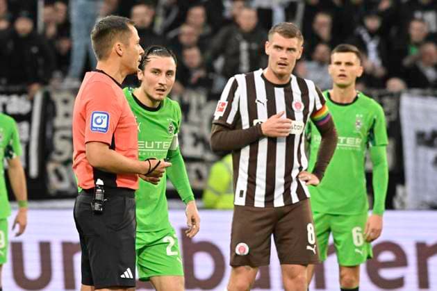 GER; 1 FBL, FC St. Pauli vs Borussia Moenchengladbach 01.11.2025, Millerntorstadion, Hamburg, GER; 1. FBL, FC St. Pauli vs Borussia Moenchengladbach im Bild Haris Tabakovic (Moenchengladbach 15) schiesst das Tor zum 1-0 fuer Moenchengladbach vorbei an Torhueter Nikola Vasilj (Pauli 22) und Schiedsrichter Robert Hartmann laesst das Tor ueberpruefen