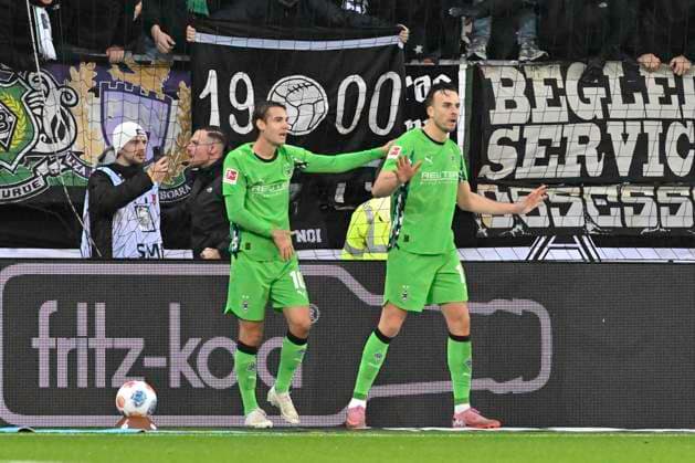 GER; 1 FBL, FC St. Pauli vs Borussia Moenchengladbach 01.11.2025, Millerntorstadion, Hamburg, GER; 1. FBL, FC St. Pauli vs Borussia Moenchengladbach im Bild Haris Tabakovic (Moenchengladbach 15) schiesst das Tor zum 1-0 fuer Moenchengladbach vorbei an Torhueter Nikola Vasilj (Pauli 22) und Schiedsrichter Robert Hartmann laesst das Tor ueberpruefen