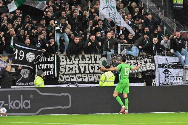 GER; 1 FBL, FC St. Pauli vs Borussia Moenchengladbach 01.11.2025, Millerntorstadion, Hamburg, GER; 1. FBL, FC St. Pauli vs Borussia Moenchengladbach im Bild Haris Tabakovic (Moenchengladbach 15) schiesst das Tor zum 1-0 fuer Moenchengladbach vorbei an Torhueter Nikola Vasilj (Pauli 22) und jubelt mit den Fans