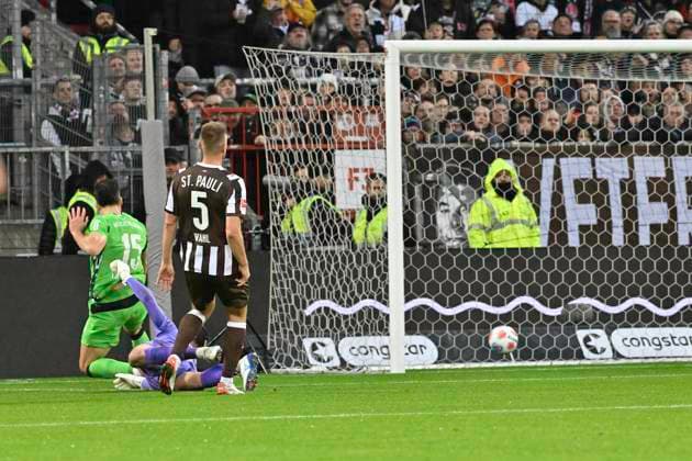 GER; 1 FBL, FC St. Pauli vs Borussia Moenchengladbach 01.11.2025, Millerntorstadion, Hamburg, GER; 1. FBL, FC St. Pauli vs Borussia Moenchengladbach im Bild Haris Tabakovic (Moenchengladbach 15) schiesst das Tor zum 1-0 fuer Moenchengladbach vorbei an Torhueter Nikola Vasilj (Pauli 22)