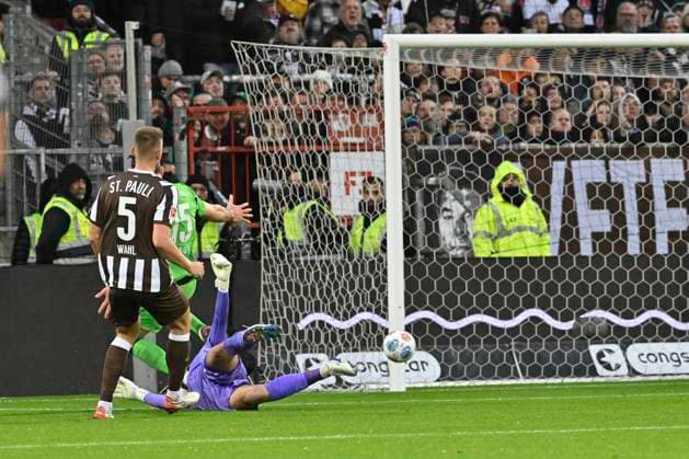 GER; 1 FBL, FC St. Pauli vs Borussia Moenchengladbach 01.11.2025, Millerntorstadion, Hamburg, GER; 1. FBL, FC St. Pauli vs Borussia Moenchengladbach im Bild Haris Tabakovic (Moenchengladbach 15) schiesst das Tor zum 1-0 fuer Moenchengladbach vorbei an Torhueter Nikola Vasilj (Pauli 22)