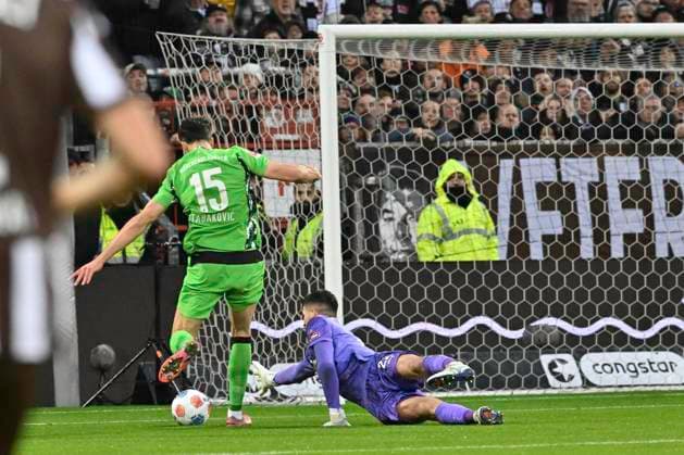 GER; 1 FBL, FC St. Pauli vs Borussia Moenchengladbach 01.11.2025, Millerntorstadion, Hamburg, GER; 1. FBL, FC St. Pauli vs Borussia Moenchengladbach im Bild Haris Tabakovic (Moenchengladbach 15) schiesst das Tor zum 1-0 fuer Moenchengladbach vorbei an Torhueter Nikola Vasilj (Pauli 22)