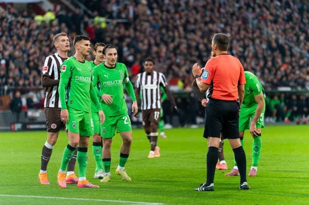 VAR Entscheidung, Videoschiedsrichter, Videobeweis Tor zahelt, Tor zum 0:1 Haris Tabakovic (Borussia Moenchengladbach, 15), GER, FC St. Pauli vs. Borussia Moenchengladbach, Fussball, Bundesliga, Spieltag 9, Saison 2025 2026, 01.11.2025 DFL REGULATIONS PROHIBIT ANY USE OF PHOTOGRAPHS AS IMAGE SEQUENCES AND OR QUASI-VIDEO GER, FC St. Pauli vs. Borussia Moenchengladbach, Fussball, Bundesliga, Spieltag 9, Saison 2025 2026, 01.11.2025 Hamburg Copyright: xEibner-Pressefoto MaxxVincenx EP_MVN