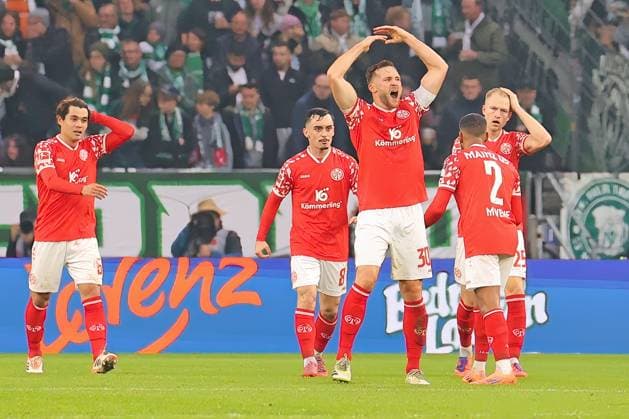 Mainz, Deutschland 01. November 2025: 1. BL - 2025 2026 - FSV Mainz 05 vs. SV Werder Bremen Im Bild: Torschütze Silvan Widmer (Mainz)(3.v.li.) freut sich über sein Tor zum 1:0. DFL regulations prohibit any use of photographs as image sequences and or quasi-video Mewa Arena Rheinland - Pfalz Copyright: xFotostandx xRacochax