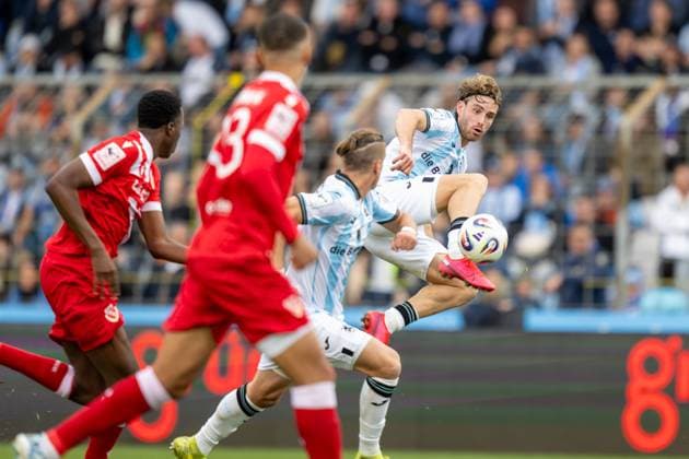 David Philipp 8 (TSV 1860 Muenchen) nimmt den Ball in der Luft an, TSV 1860 Muenchen vs. Energie Cottbus, 3. Liga, 13. Spieltag, 01.11.2025 DFB regulations prohibit any use of photographs as image sequences and or quasi-video Muenchen Bayern Deutschland