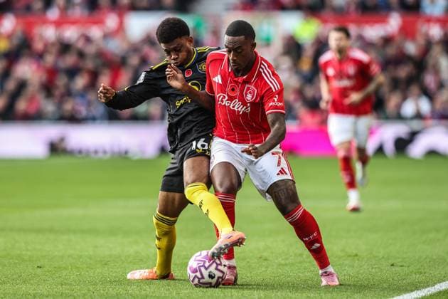 Premier League Nottingham Forest v Manchester United, ManU Amad Diallo of Manchester United and Callum Hudson-Odoi of Nottingham Forest battle for the ball during the Premier League match Nottingham Forest vs Manchester United at City Ground, Nottingham, United Kingdom, 1st November 2025 (Photo by Alfie Cosgrove News Images) Nottingham City Ground Nottinghamshire United Kingdom Copyright: xAlfiexCosgrove NewsxImagesx