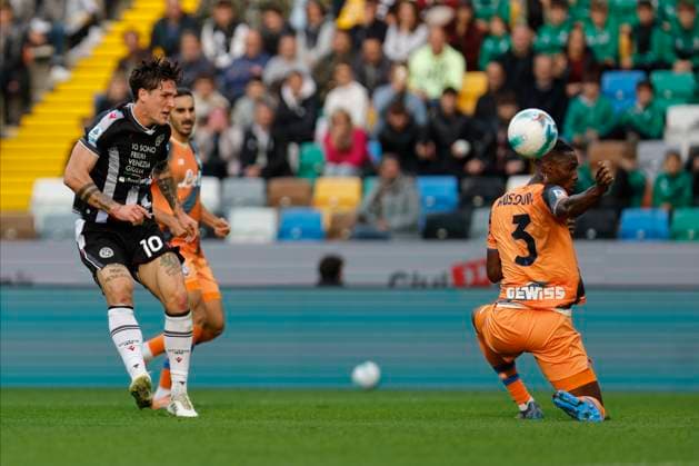 Udinese Calcio v Atalanta BC - Serie A Nicolo Zaniolo of Udinese plays against Odilon Kossounou of Atalanta during the 2026 Italian Serie A ENILIVE 2025 26 football match between Udinese and Atalanta at Bluenergy Stadium in Udine, Italy, on November 1, 2025. Udine Friuli Venezia Giulia Italy  Copyright: xMattiaxRadonix originalFilename:radoni-italians251101_npR9J.jpg