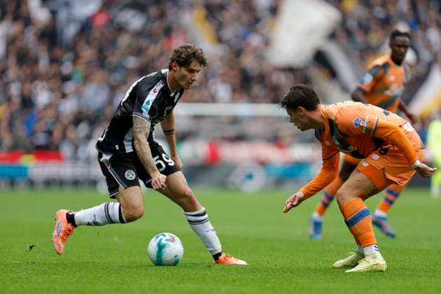 Udinese Calcio v Atalanta BC - Serie A Alessandro Zanoli of Udinese plays against Nicola Zalewski of Atalanta during the 2026 Italian Serie A ENILIVE 2025 26 football match between Udinese and Atalanta at Bluenergy Stadium in Udine, Italy, on November 1, 2025. Udine Friuli Venezia Giulia Italy  Copyright: xMattiaxRadonix originalFilename:radoni-italians251101_npxtl.jpg